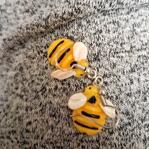 FUN!!Yellow Bee Earrings NWOT